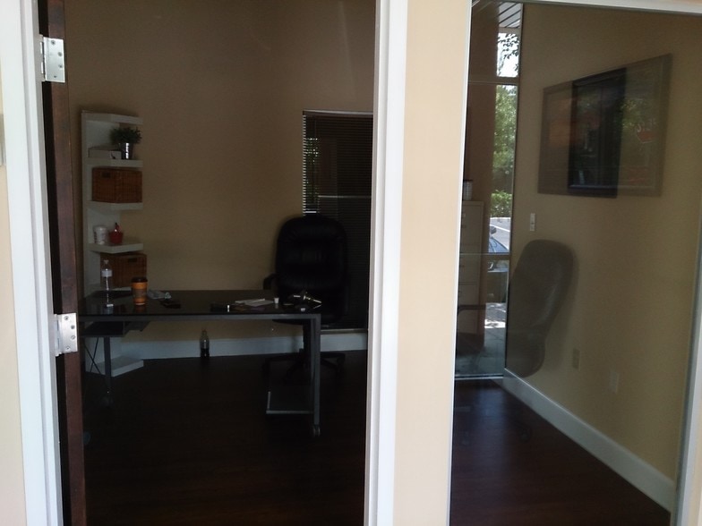 More Photos Of 7901 Kingspointe Pky, Orlando Showroom For Sale