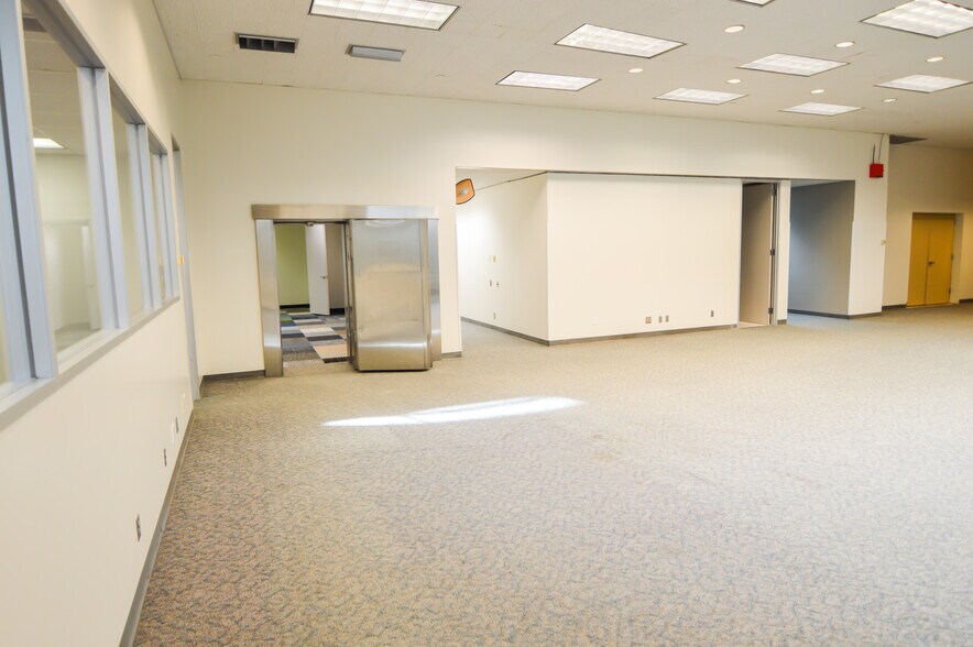 More Photos Of 40 NE Loop 410, San Antonio Office For Sale