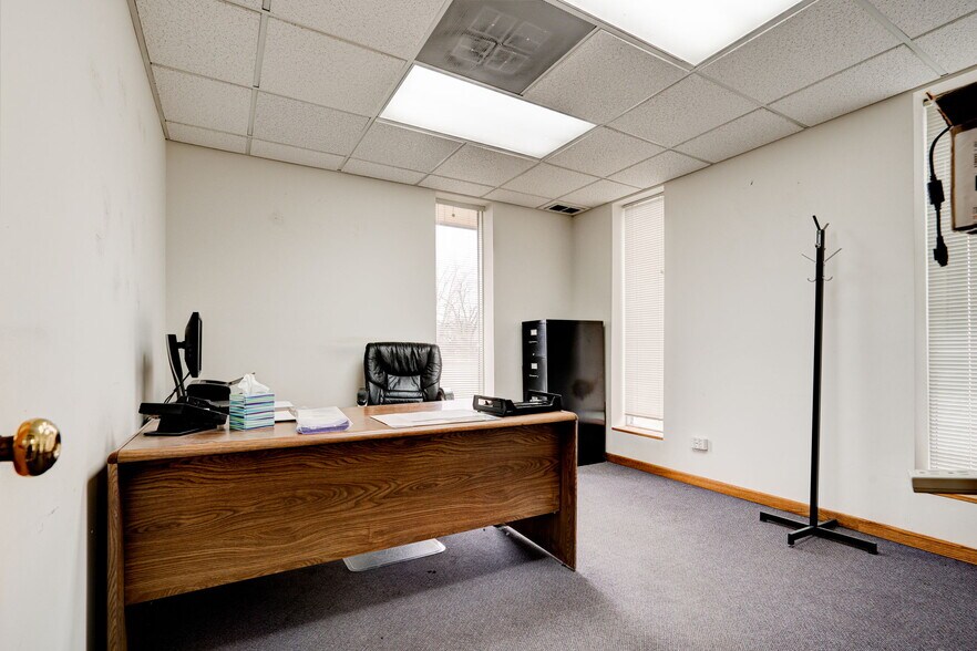 More Photos Of 17585 S Paxton Ave, Lansing Light Distribution For Sale