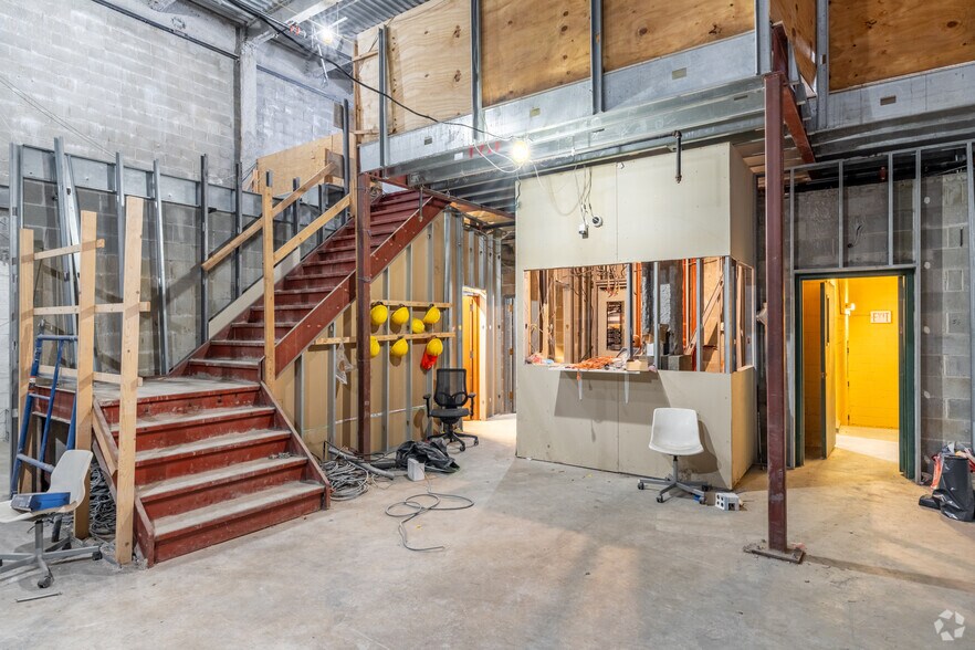 More Photos Of 37-31 10th St, Long Island City Light Distribution For Sale