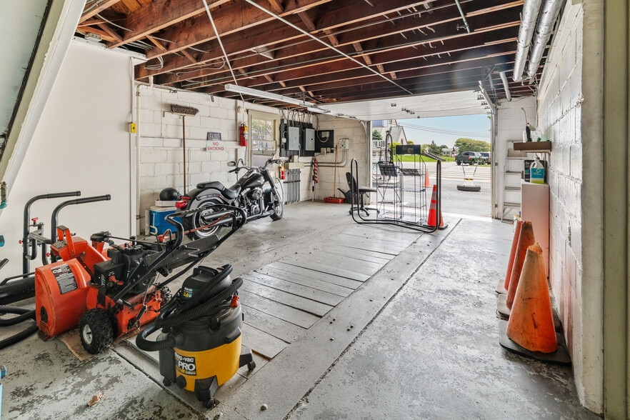 More Photos Of 809 Montauk Hwy, Montauk Auto Repair For Sale