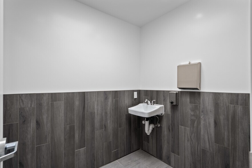 More Photos Of 2575 Flores St, San Mateo Office For Lease