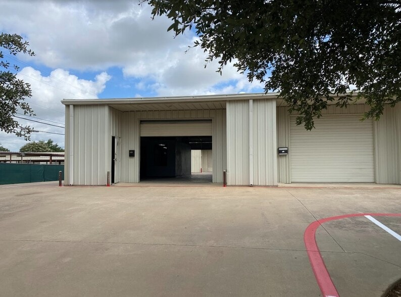 More Photos Of 7513 Benbrook Pky, Benbrook Unknown For Lease