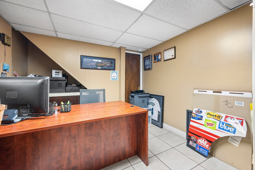 More Photos Of 518 W Columbia Dr, Kennewick Storefront Retail Office For Lease