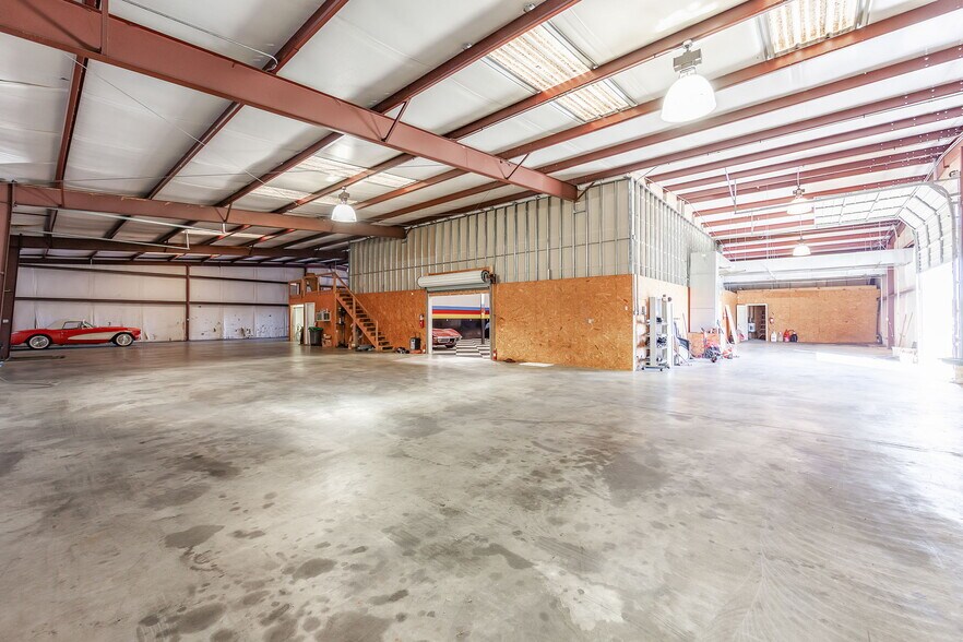 More Photos Of 39 N Madison Dr, Humboldt Showroom For Sale