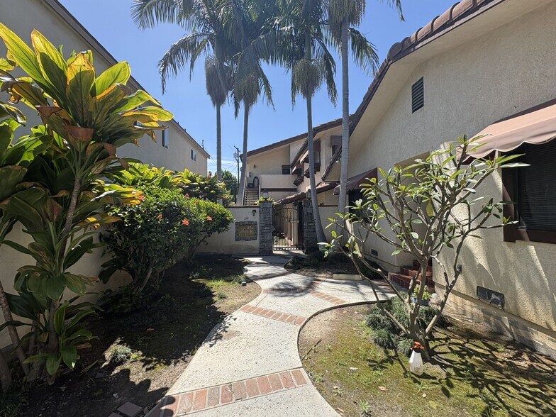 More Photos Of 246 E Hullett St, Long Beach Apartments For Sale