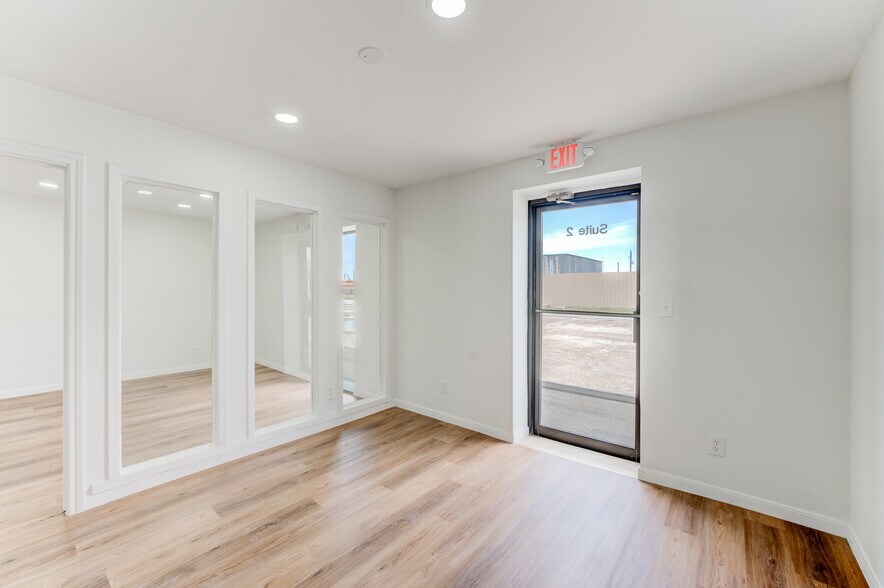 More Photos Of 10215 Papalote St, Houston Showroom For Sale