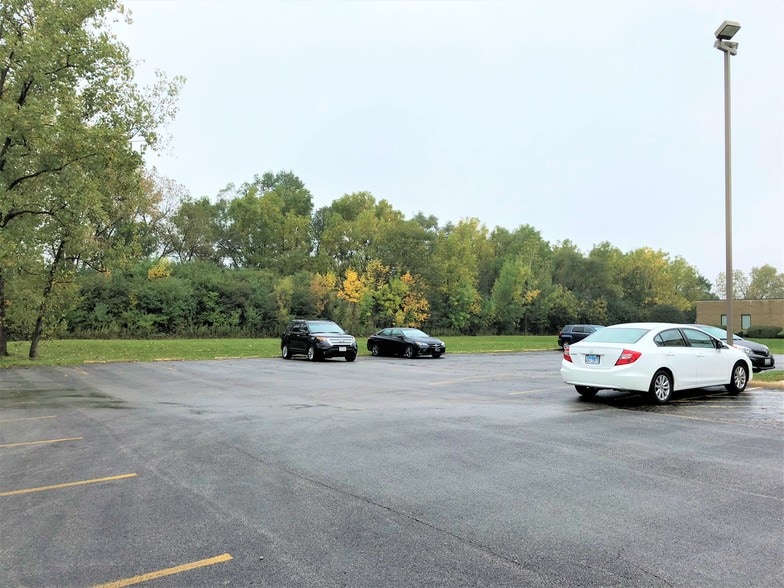 More Photos Of 1 Smoke Tree Plz, North Aurora Office For Lease