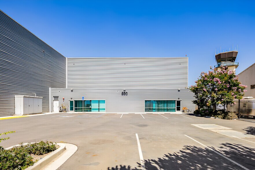 More Photos Of 800 Aviation Dr, Camarillo Airplane Hangar For Sale