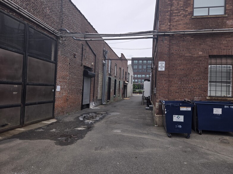 More Photos Of 43 9th St, Brooklyn Warehouse For Lease