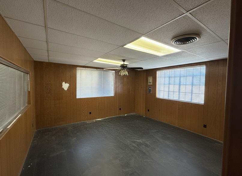 More Photos Of 1704 NW 6th St, Oklahoma City Warehouse For Lease