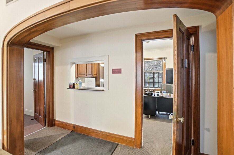 More Photos Of 820 Delta Ave, Cincinnati Office For Sale