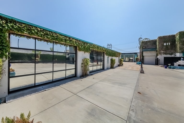 More Photos Of 611 S Glenwood Pl, Burbank Showroom For Sale