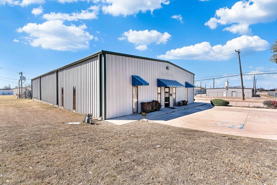 More Photos Of 4300 Garland Dr, Haltom City Warehouse For Lease