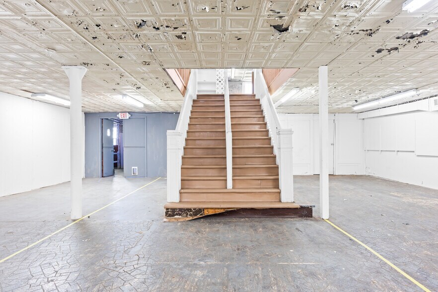 More Photos Of 207 E Elm St, Hillsboro Storefront Retail Residential For Sale