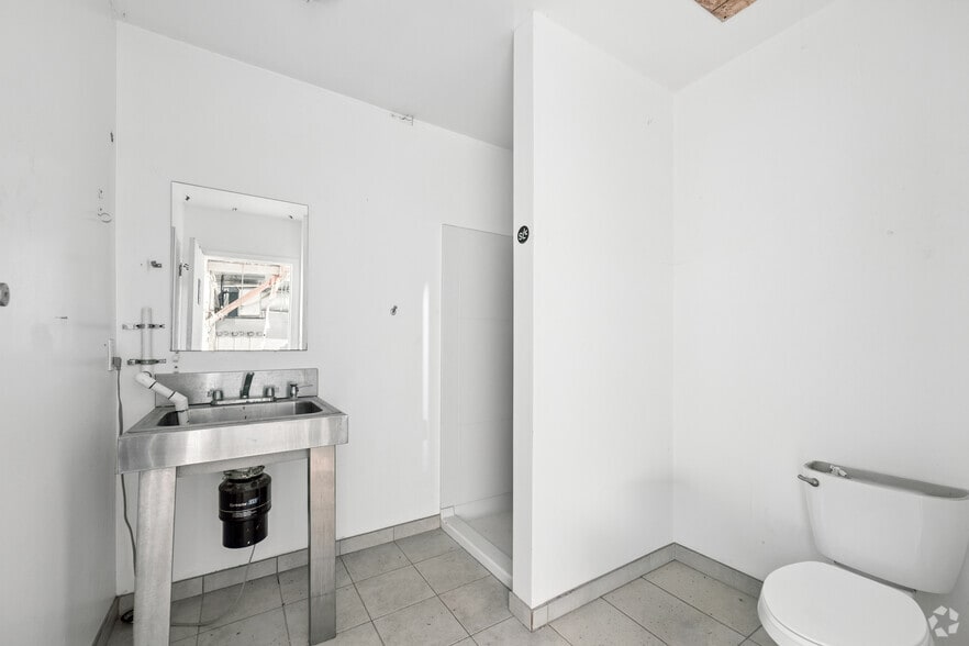 More Photos Of 10520 Magnolia Blvd, North Hollywood Office For Sale