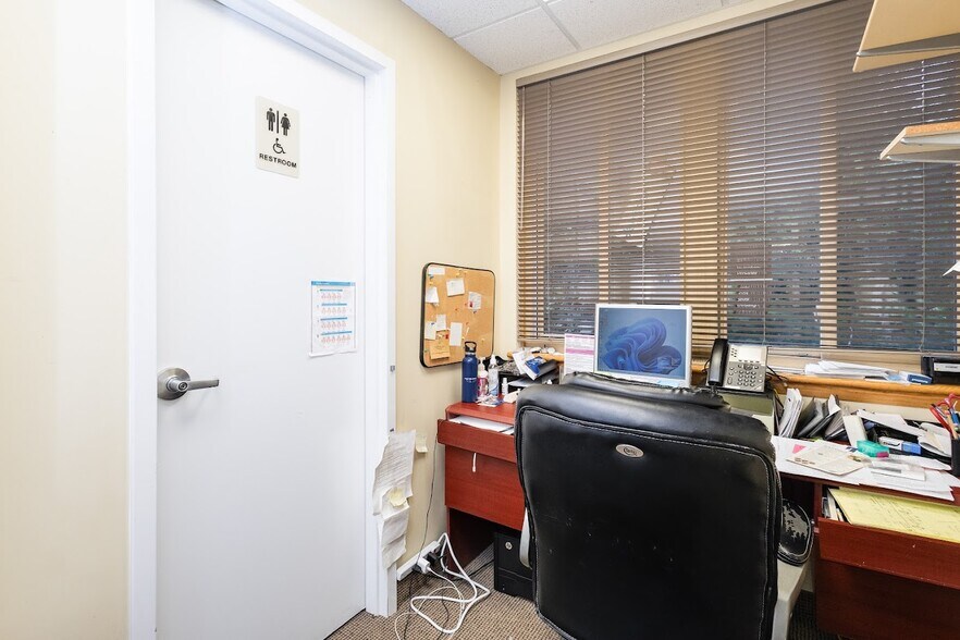 More Photos Of 4400 MacArthur Blvd NW, Washington Office For Sale