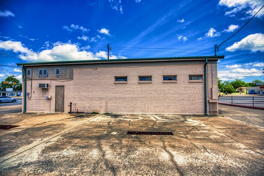 More Photos Of 931 Walnut St, Columbus Flex For Sale