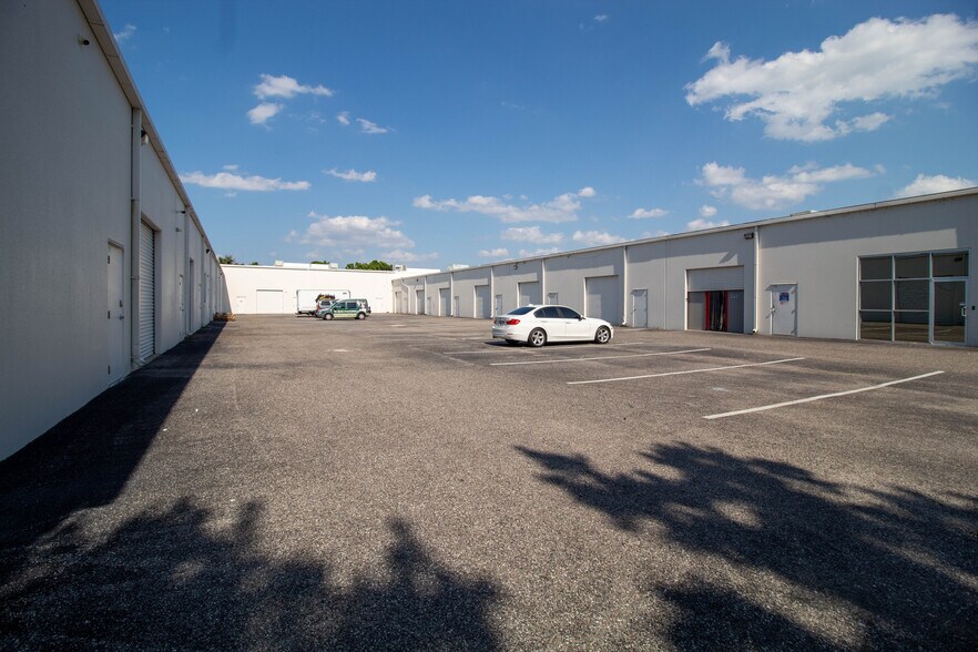More Photos Of 8810 Commodity Cir, Orlando Showroom For Lease