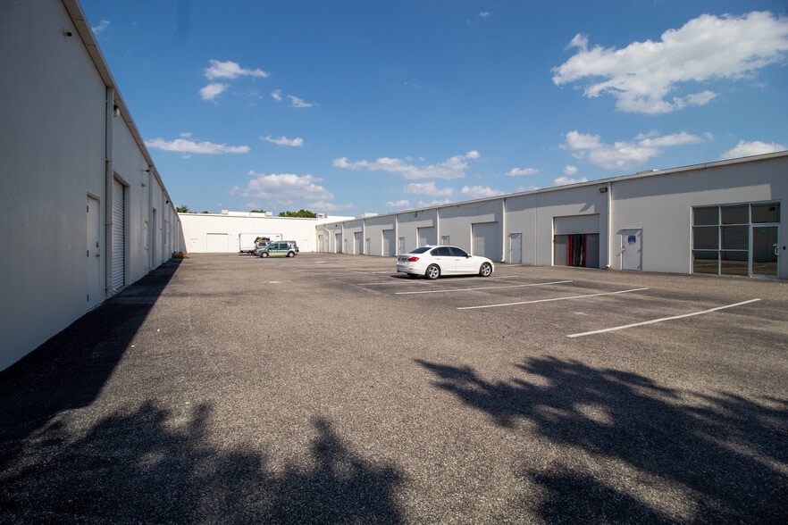 More Photos Of 8810 Commodity Cir, Orlando Showroom For Lease