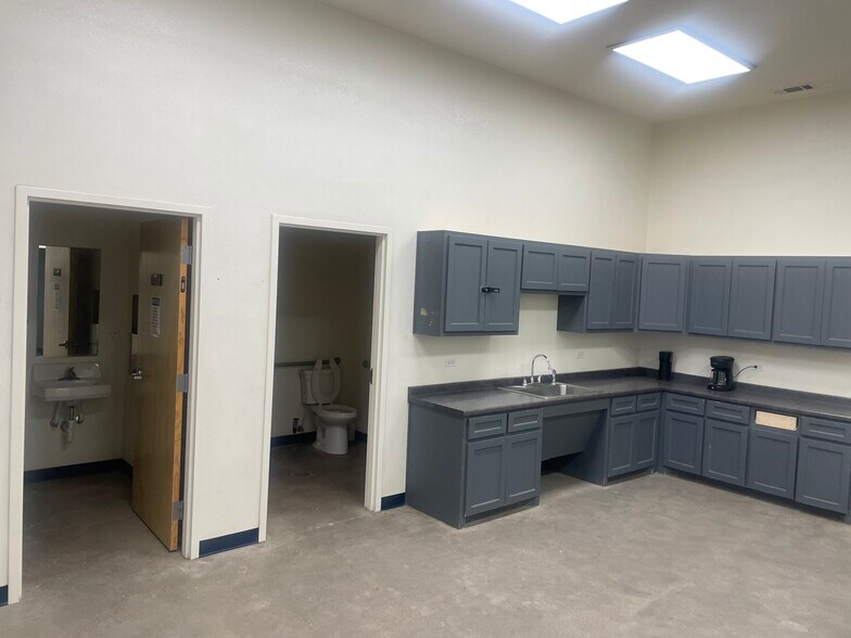 More Photos Of 167 Kelly Rd, Carlsbad Warehouse For Lease
