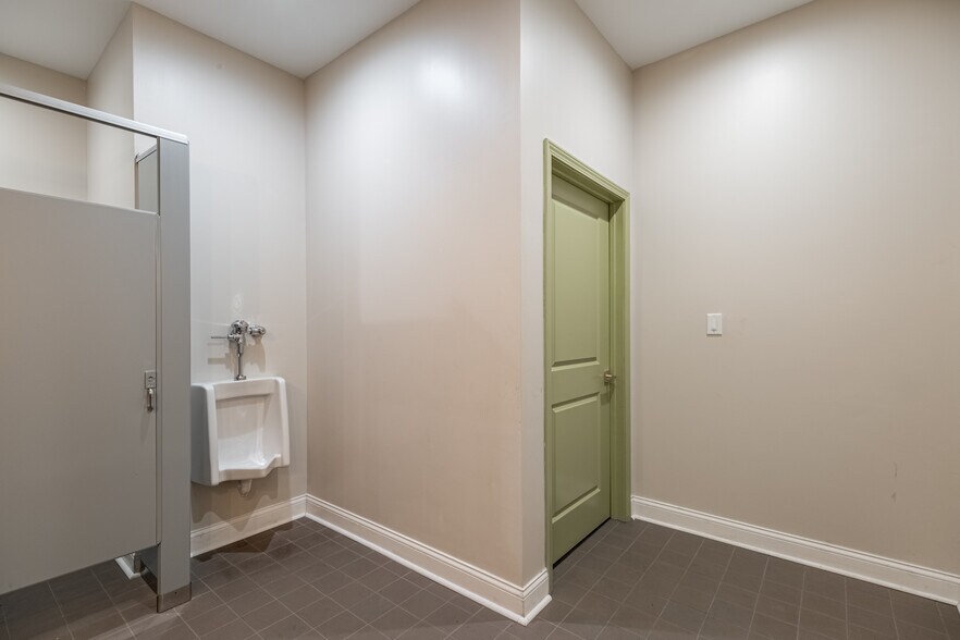 More Photos Of 119 N Jackson St, Perryville General Retail For Sale