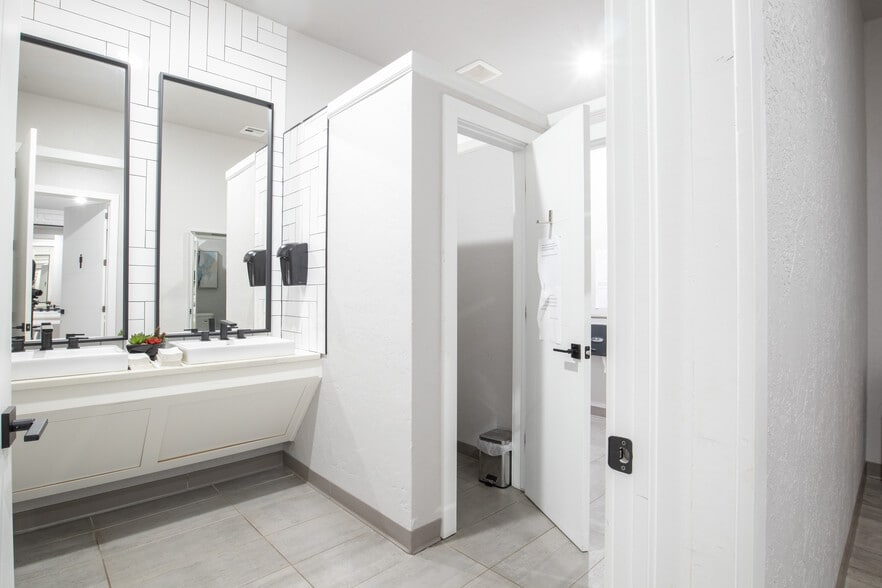 More Photos Of 880 W Main St, Duncan Healthcare For Sale