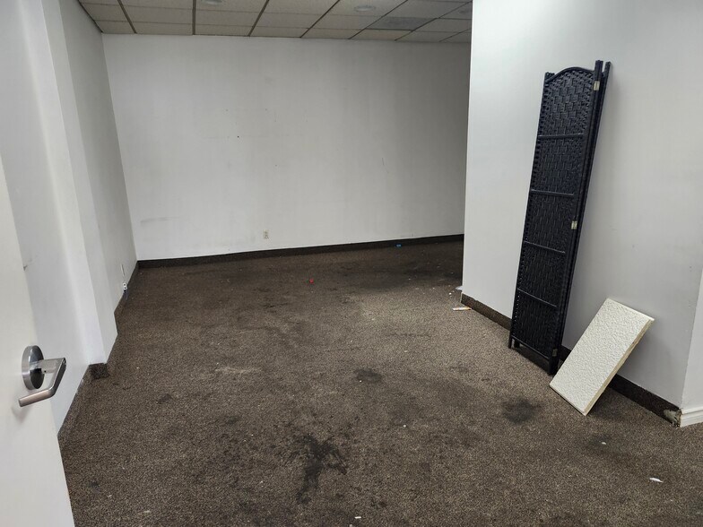 More Photos Of 1443-1449 Main St E, Hamilton General Retail For Lease