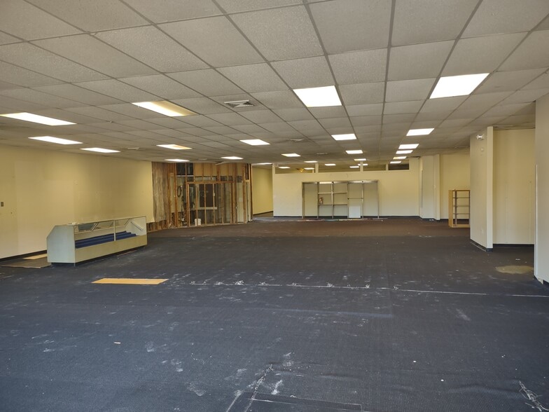 More Photos Of 319 Broad St, Manchester General Retail For Sale