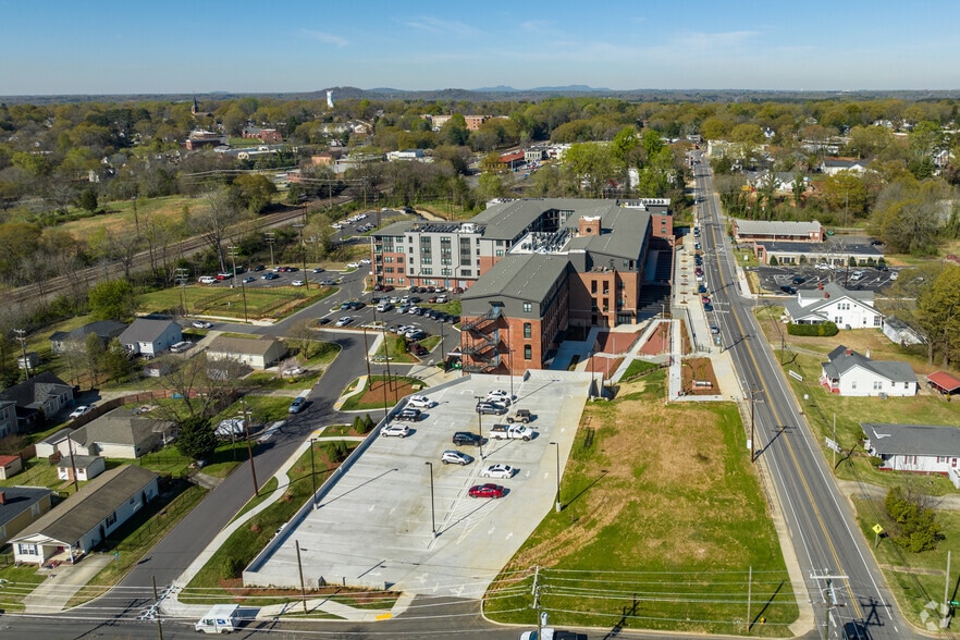 More Photos Of 96 E Catawba St, Belmont Apartments For Lease