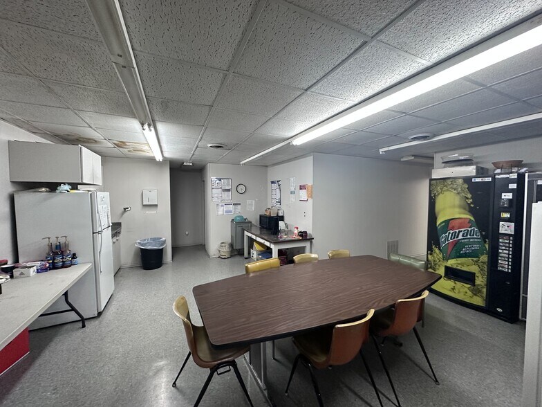 More Photos Of 205 S New Madrid St, Sikeston Light Manufacturing For Sale