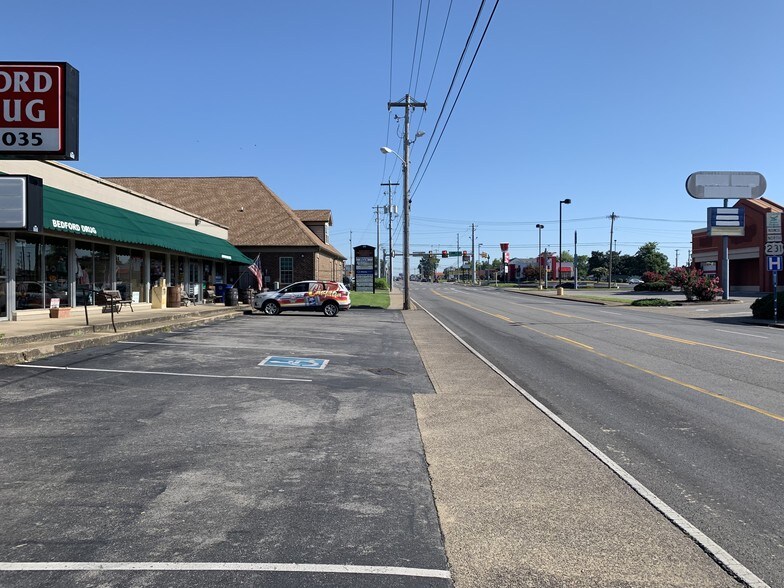 More Photos Of 629 N Main St, Shelbyville General Retail For Lease