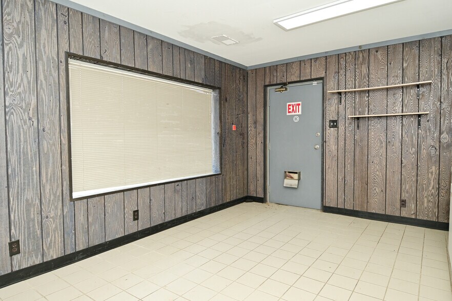 More Photos Of 4978 W Smith Valley Rd, Greenwood Service For Sale