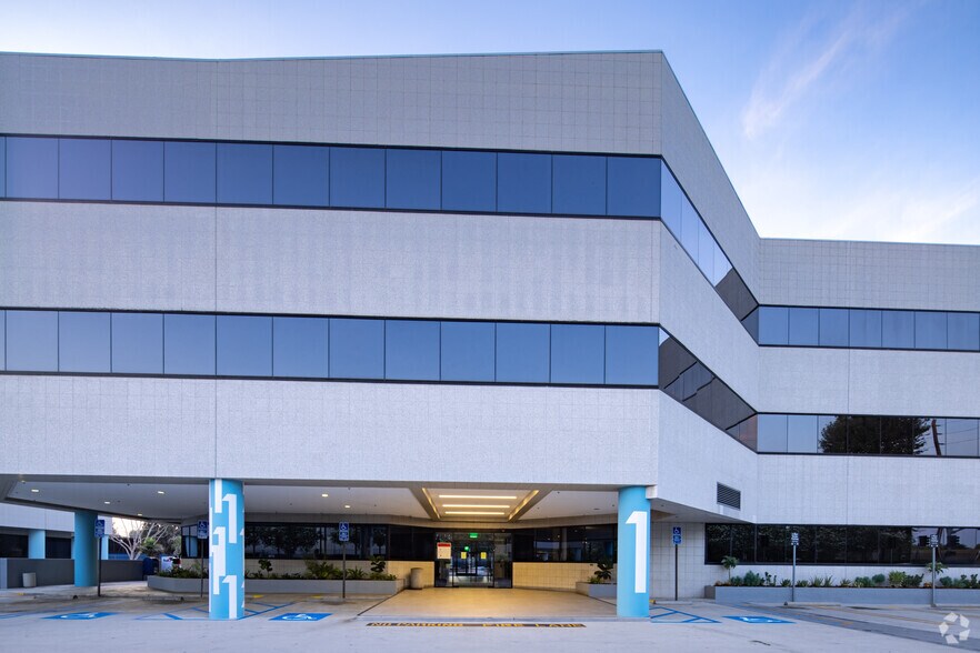 More Photos Of 6345 Balboa Blvd, Encino Unknown For Lease