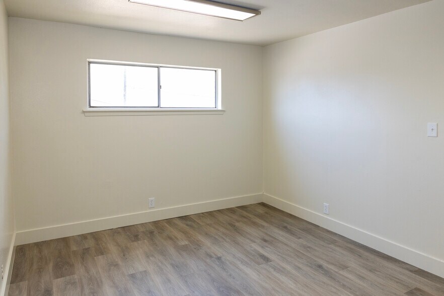 More Photos Of 307-311 Lombrano St, San Antonio Warehouse For Sale