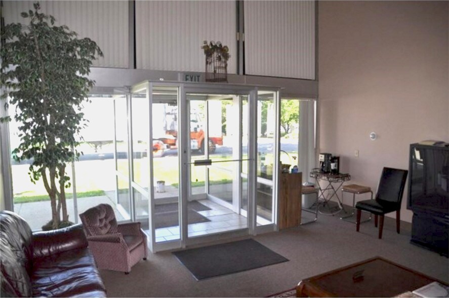 More Photos Of 6335 Oaklandon Rd, Indianapolis Storefront For Sale