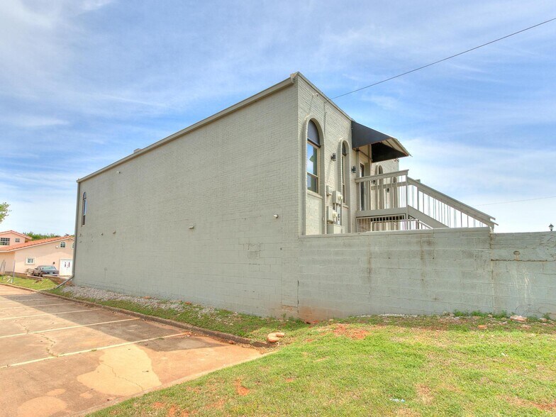 More Photos Of 505 NE 46th St, Oklahoma City Office For Lease