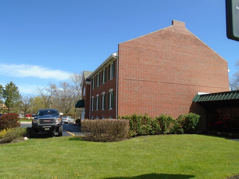 More Photos Of 33 Waukegan Rd, Lake Bluff Office For Sale