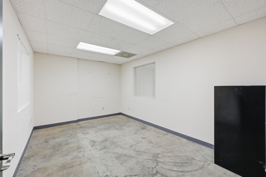 More Photos Of 3743 Old Flowery Branch Rd, Oakwood Warehouse For Lease