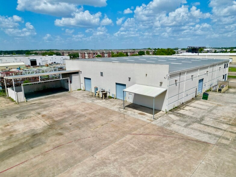 More Photos Of 18155 Chisholm Trl, Houston Warehouse For Lease