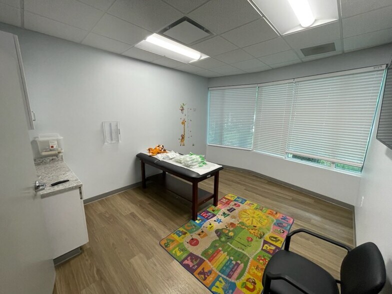 More Photos Of 4682 Airport Blvd, Mobile Medical For Sale