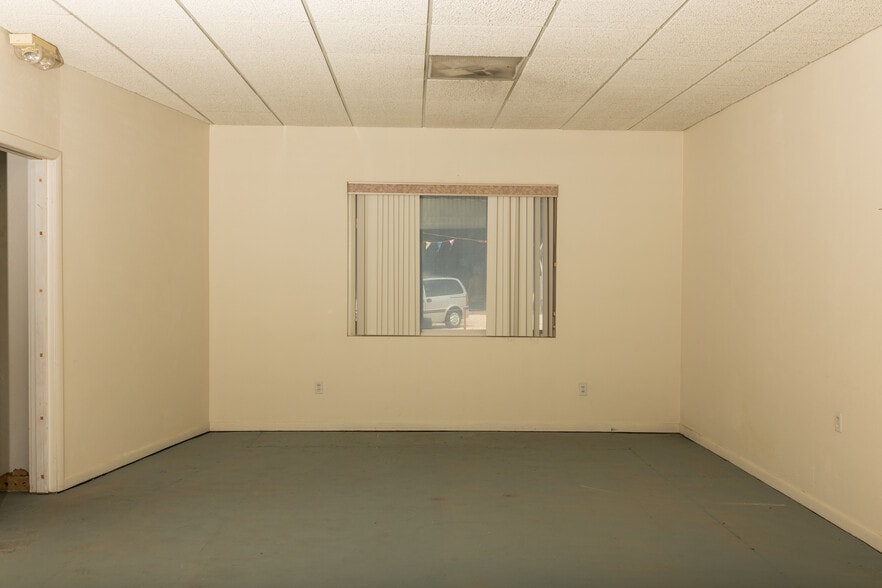 More Photos Of 1007 Smith St, Milton General Retail For Sale