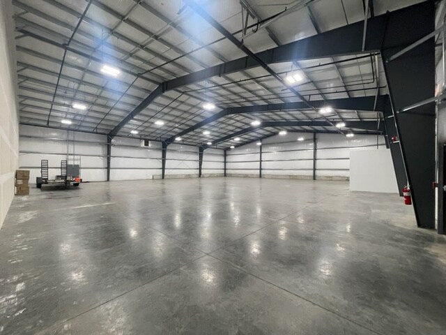 More Photos Of 6717 NE 15th St, Des Moines Warehouse For Lease