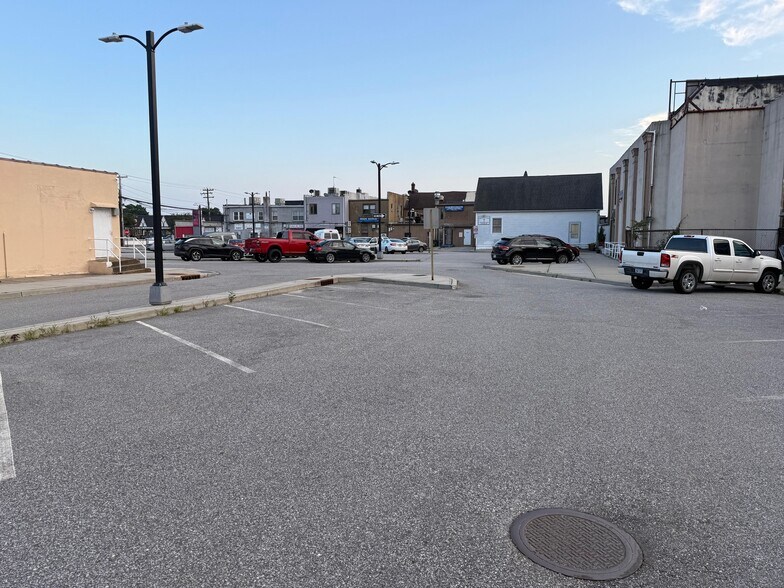 More Photos Of 21 E Marie St, Hicksville Storefront Retail Residential For Lease