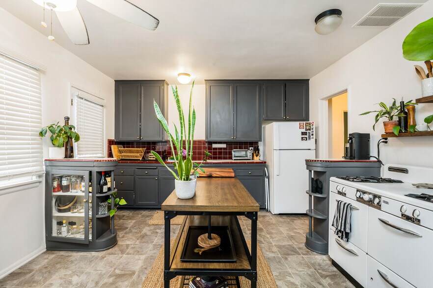 More Photos Of 445 N Spaulding Ave, Los Angeles Apartments For Sale