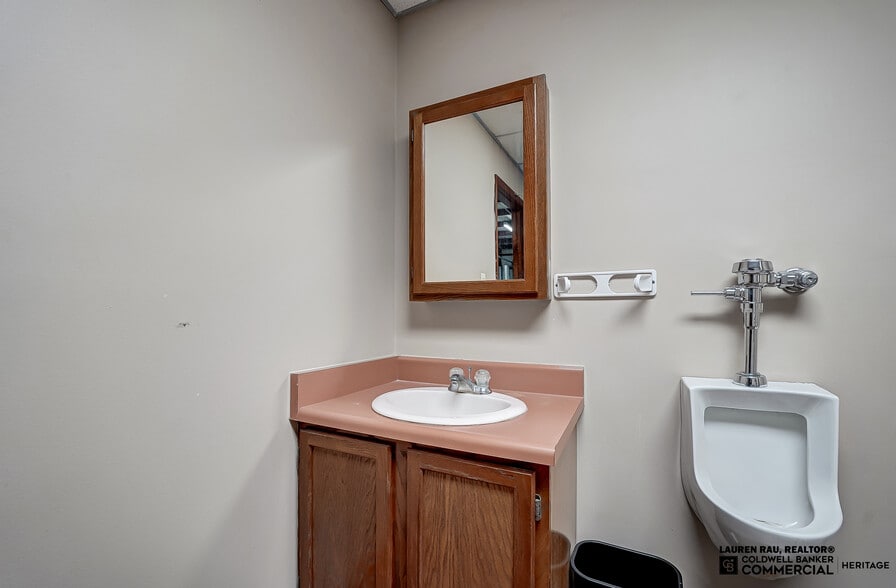 More Photos Of 400-460 Fame Rd, Dayton Light Distribution For Lease