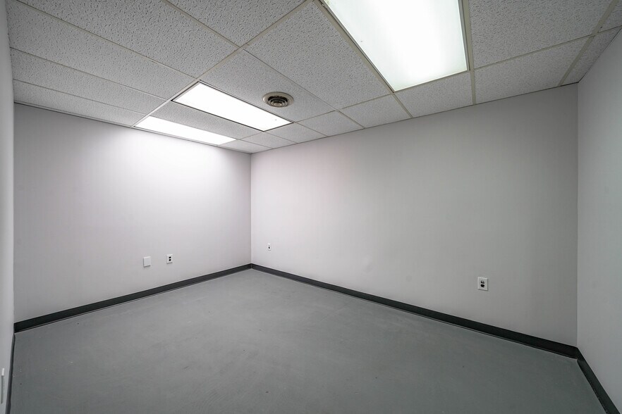 More Photos Of 8023 Malcolm Rd, Clinton Medical For Lease