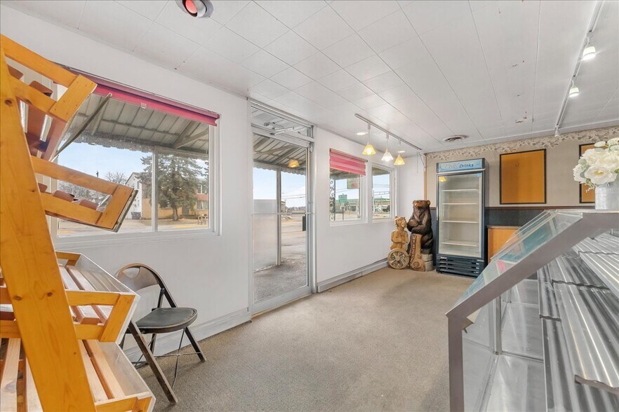 More Photos Of 118 Main St, Luxemburg Specialty For Sale