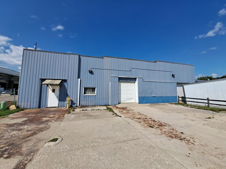 More Photos Of 936 Moen Ave, Rockdale Manufacturing For Lease