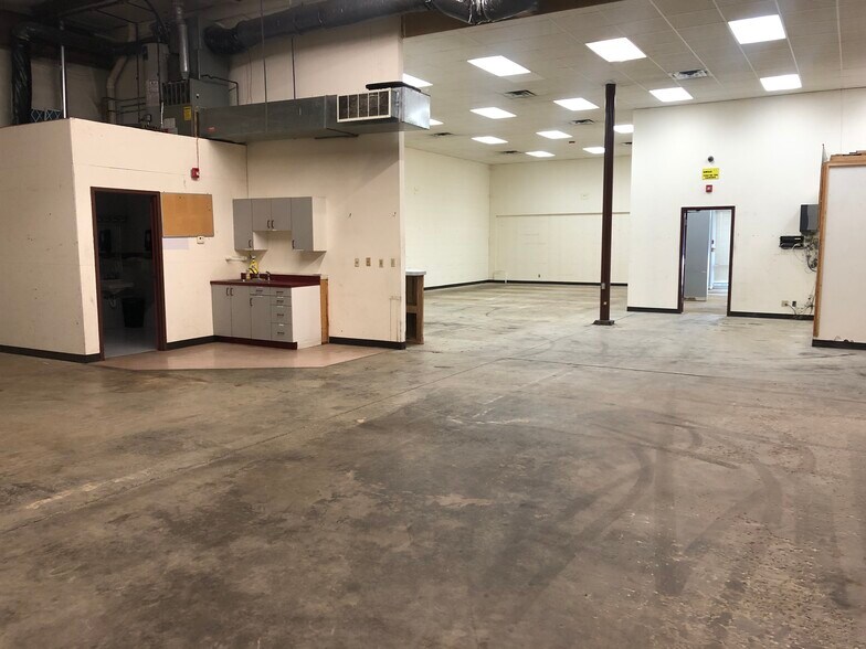 More Photos Of 265-281 N Industrial Dr, Bradley Showroom For Lease
